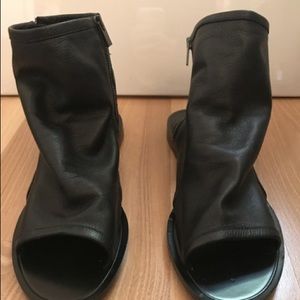 Black Taylor Peep-toe Cuffed Leather Sandals